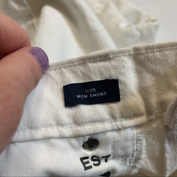 Gap White High Rise Denim Jean Mom Short Size 0/25 - Picture 3 of 4